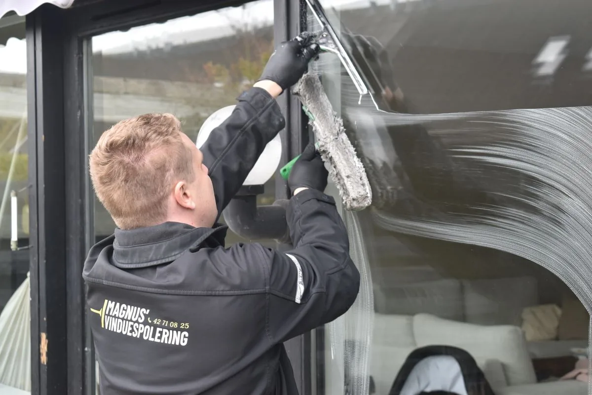 Sorgfältige Reinigung einer Glasfläche